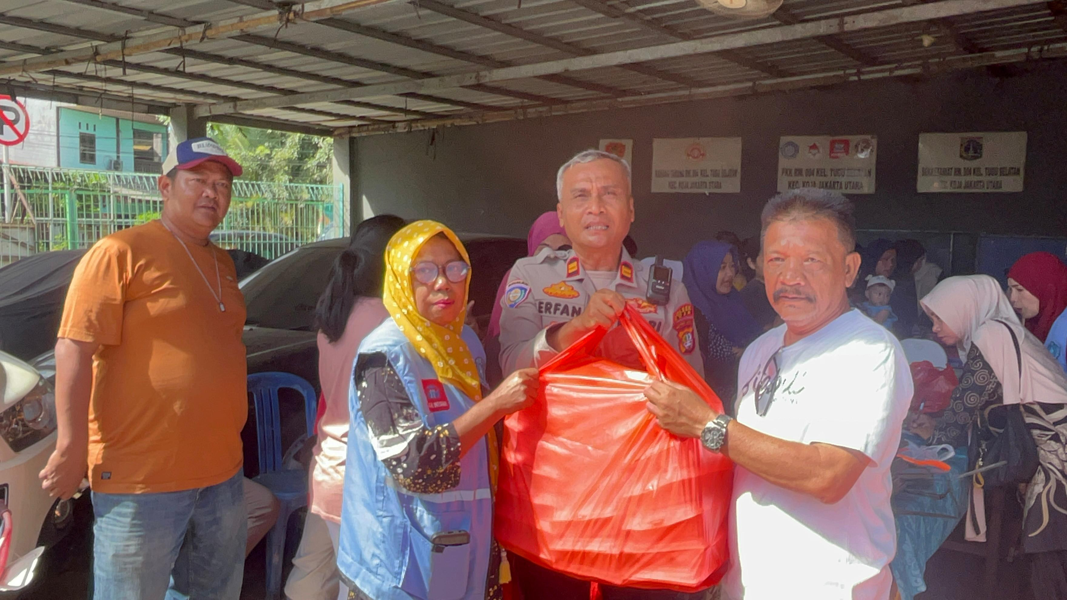 Polsek Koja Gelar Jumat Peduli, Bagikan 300 Paket Makanan Bergizi untuk Warga Tugu Selatan
