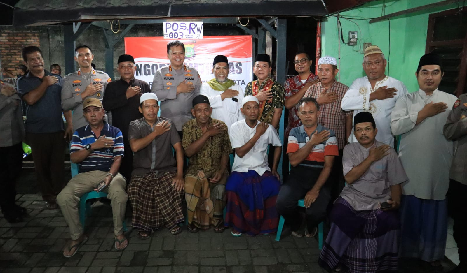 Kapolres Metro Bekasi Kota Ngopi Kamtibmas Bersama Warga RW. 03 Bekasi Barat