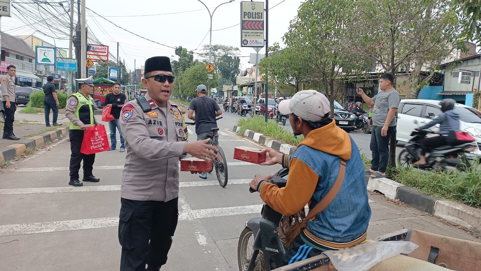 Ramadhan 1447 H, Polsek Jatisampurna Gelar "Berbagi Berkah" di Depan Mapolsek Jatisampurna