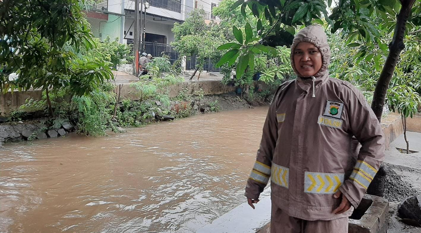 Pemantauan Debit Air oleh Bhabinkamtibmas Kelurahan Bintara