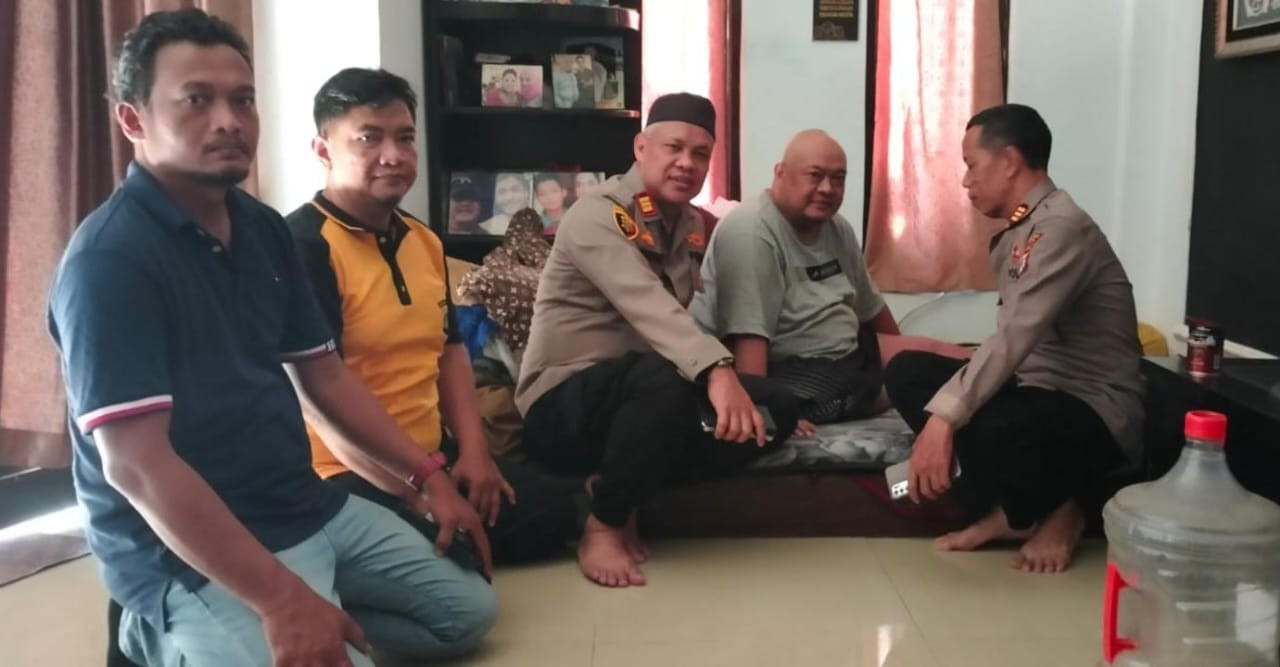 Bukti Kepedulian dan Empati, Kapolsek Bekasi Barat AKP Dr. H. Wahyudi, SH., MH., Jenguk Anggota yang Sakit