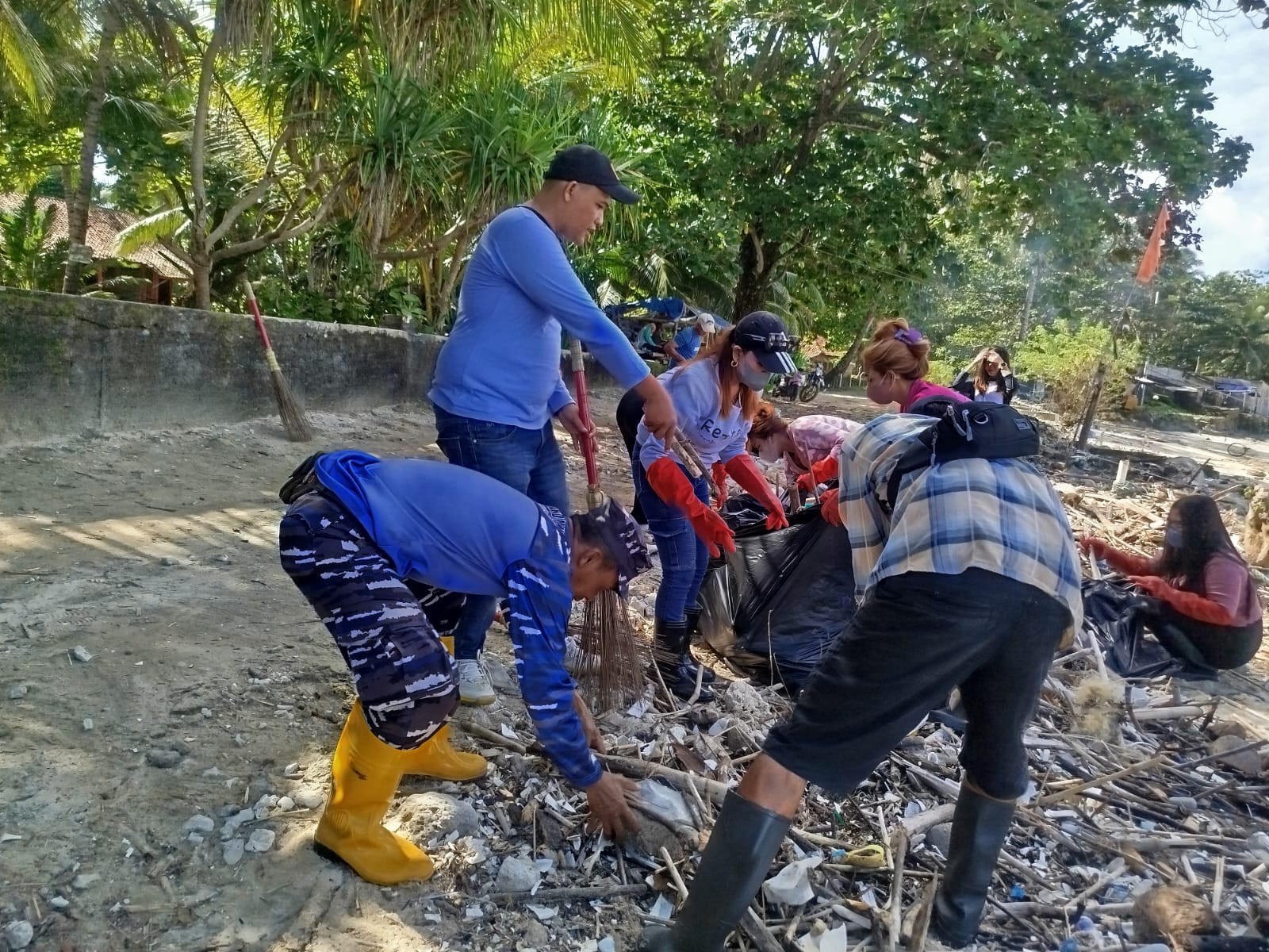 Bersih Pantai "Jabar Raksa Sagara" Tahun 2025, Wujud Nyata Kolaborasi Positif Lanal Bandung dan DKP Provinsi Jawa Barat