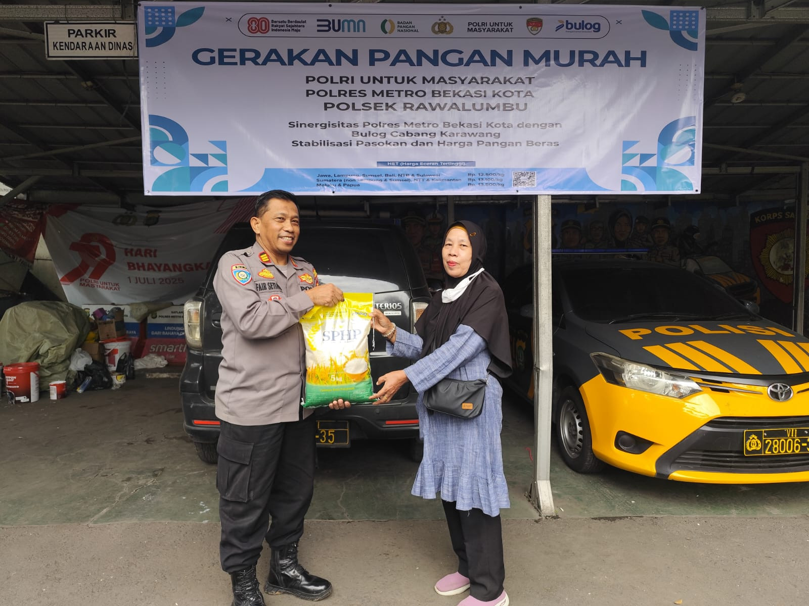 Polsek Rawalumbu Gelar Gerakan Pangan Murah untuk Warga