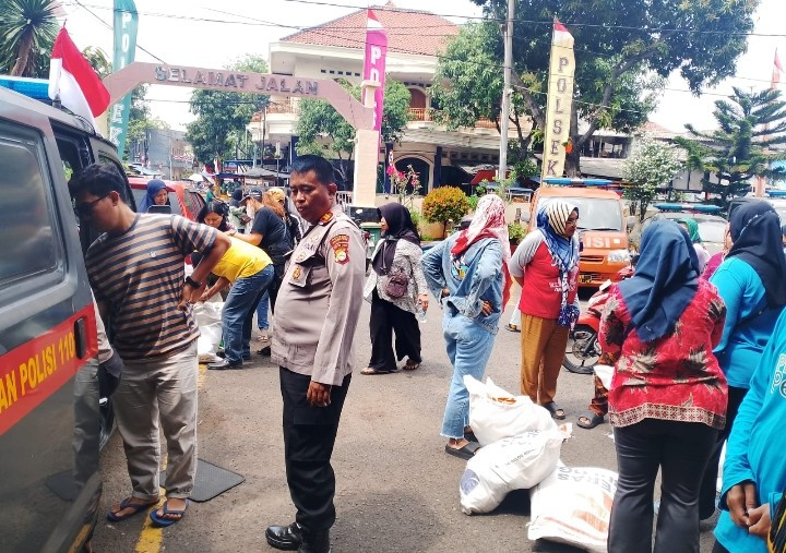 Polsek Tanjung Priok Bersama Bulog Gelar Gerakan Pangan Murah untuk Warga
