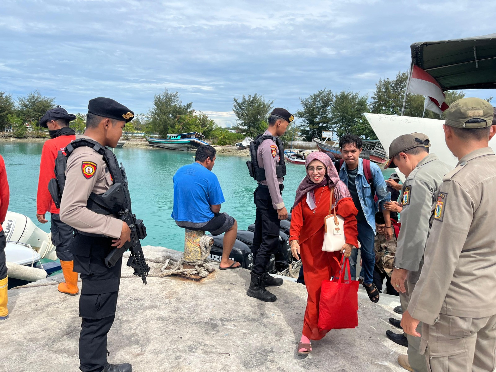 Polisi Baik Bantu Penumpang Turun Kapal, Polsek Kepulauan Seribu Utara Tegaskan Pengamanan Dermaga Cegah Sajam, Narkoba dan Miras