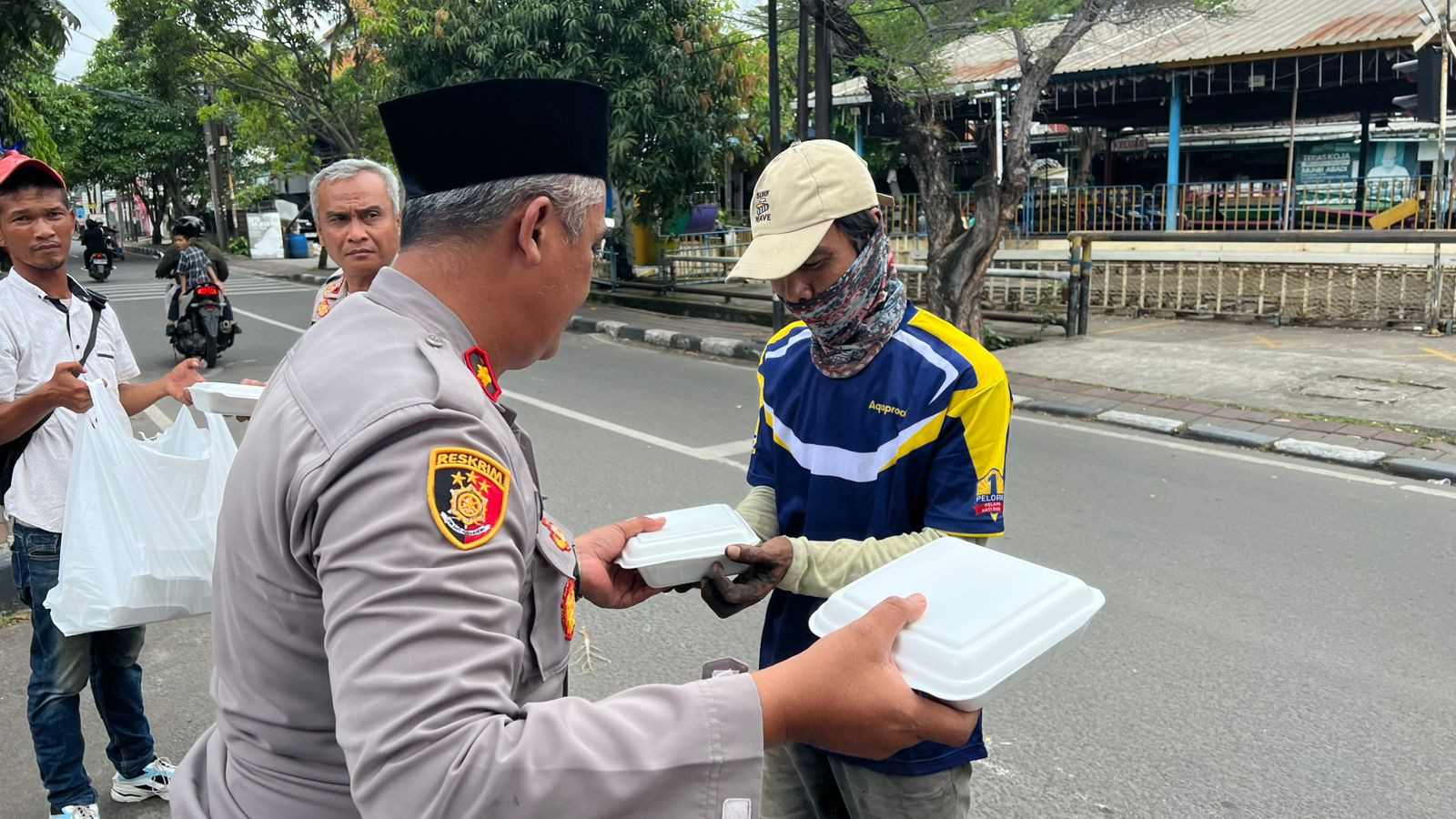 Polsek Koja Gelar Jumat Peduli, Bagikan Bantuan Nasi Kotak untuk Warga Sekitar