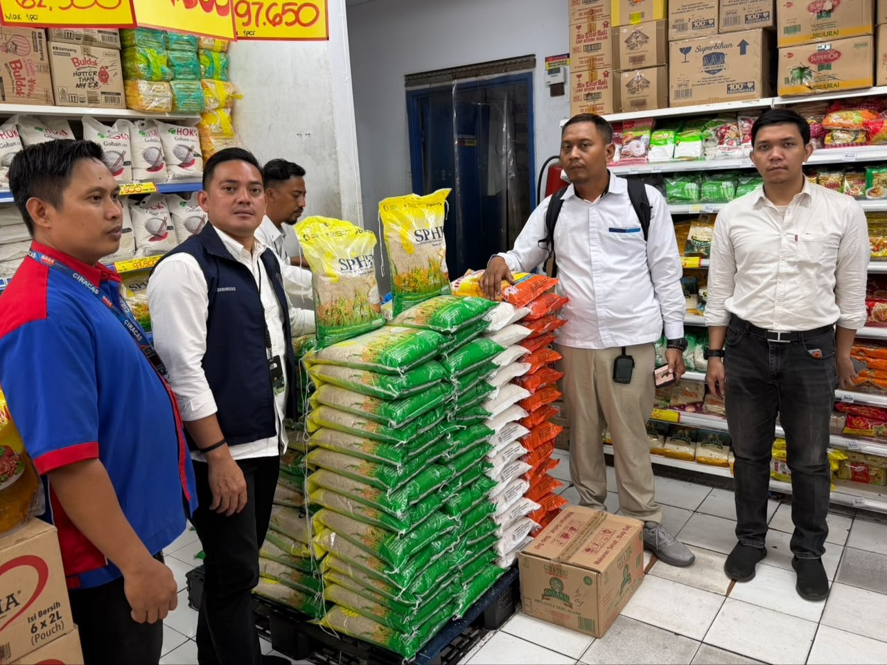 Satgas Pangan Polda Metro Jaya Cek Harga Beras di Pasar Tradisional Ciracas dan Retail Modern