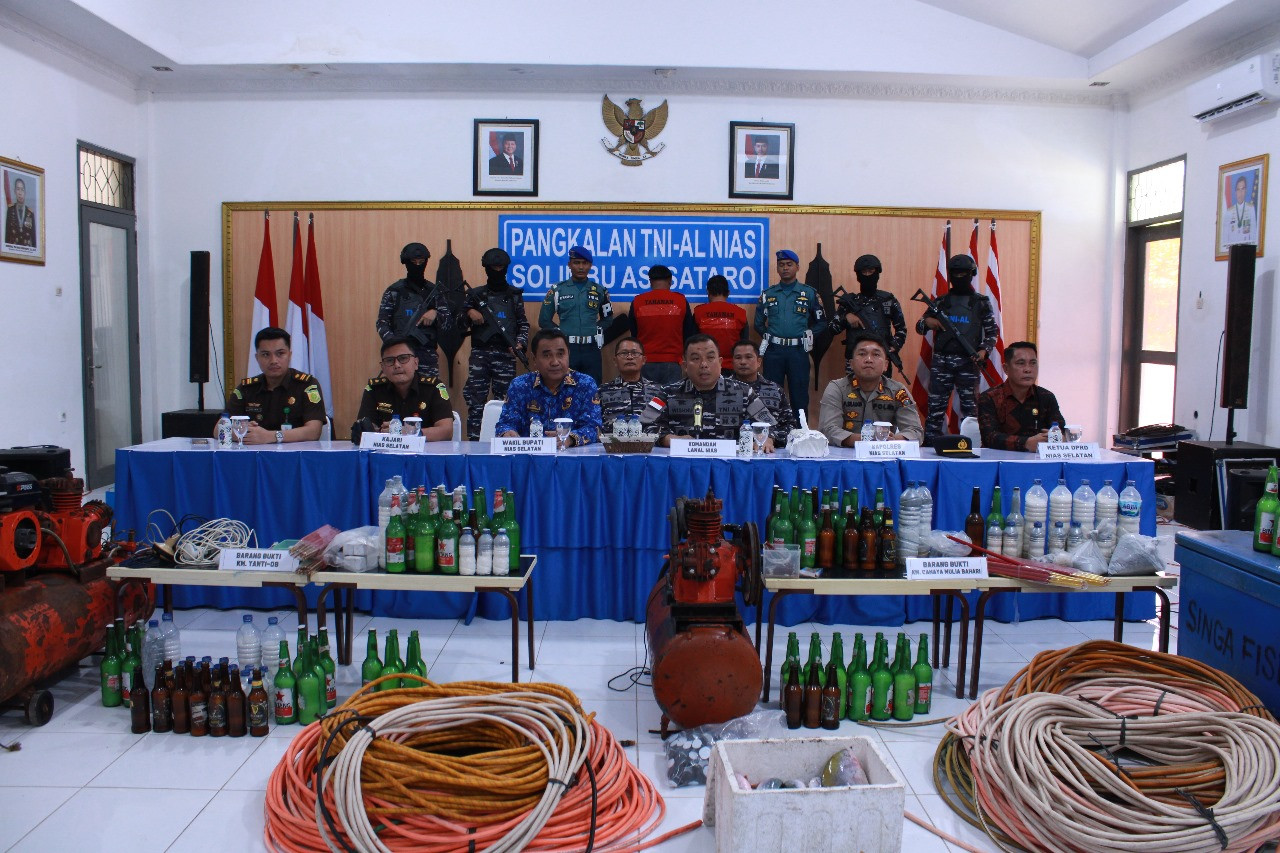 Tim Fleet One Quick Response (F1QR) Lanal Nias Berhasil Menangkap Dua Kapal Illegal Fishing Menggunakan Bahan Peledak