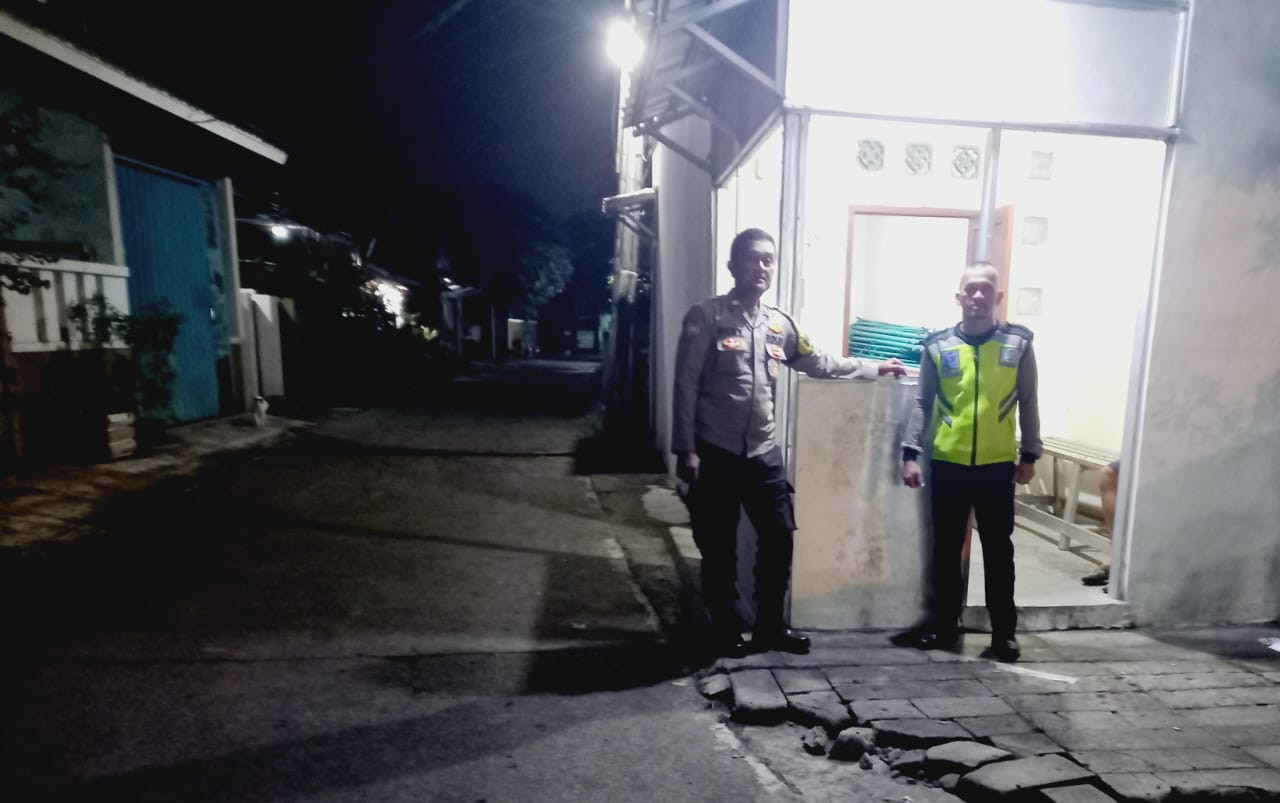 Perkuat Keamanan Lingkungan, Polisi Sambangi Pos Kamling di Rawaroko