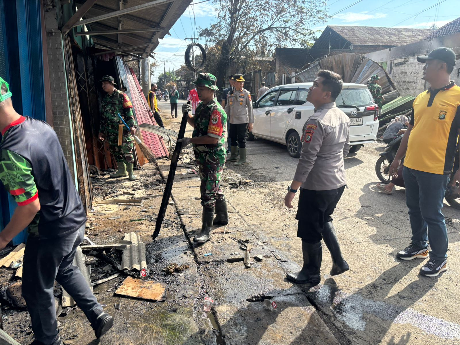 Polres Metro Bekasi Kota Bersama Masyarakat Bersihkan Dampak Ledakan SPBE Cimuning