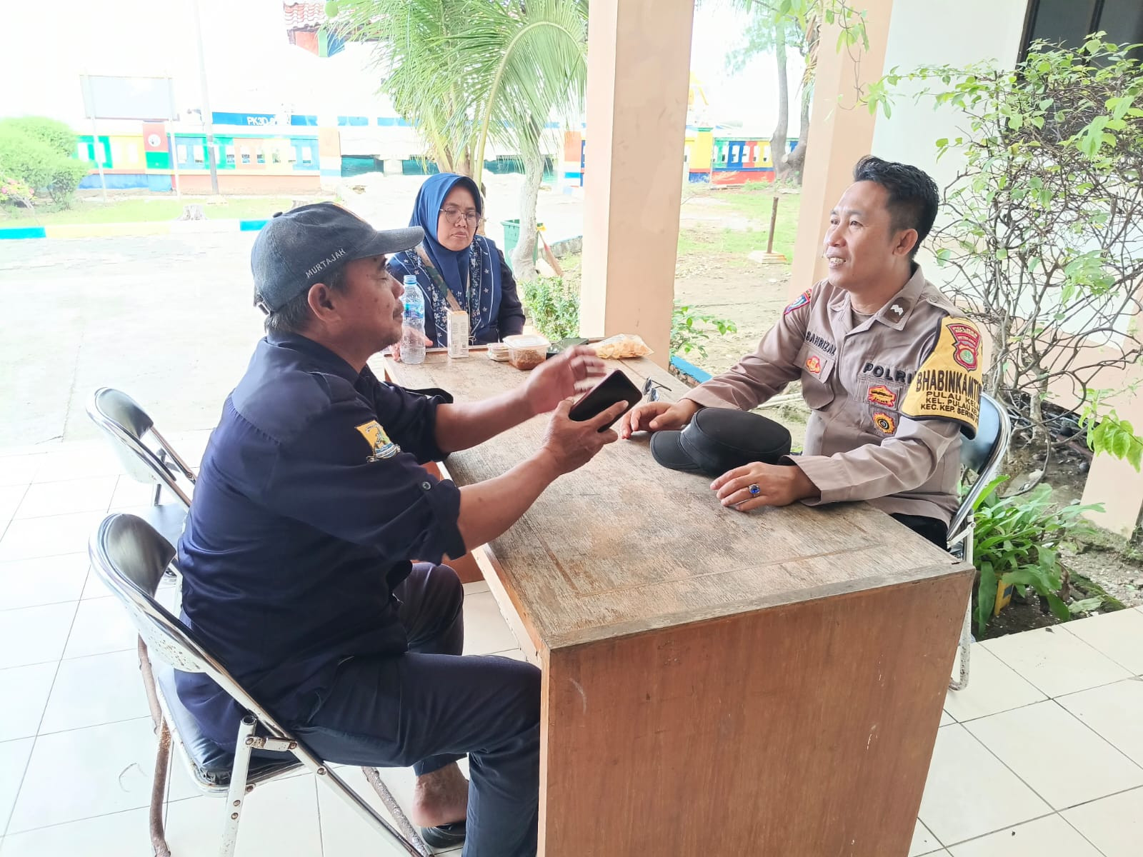 Bhabinkamtibmas Pulau Kelapa Sambang Tokoh Masyarakat, Bersinergi Cegah Premanisme dan Jaga Keamanan Wilayah