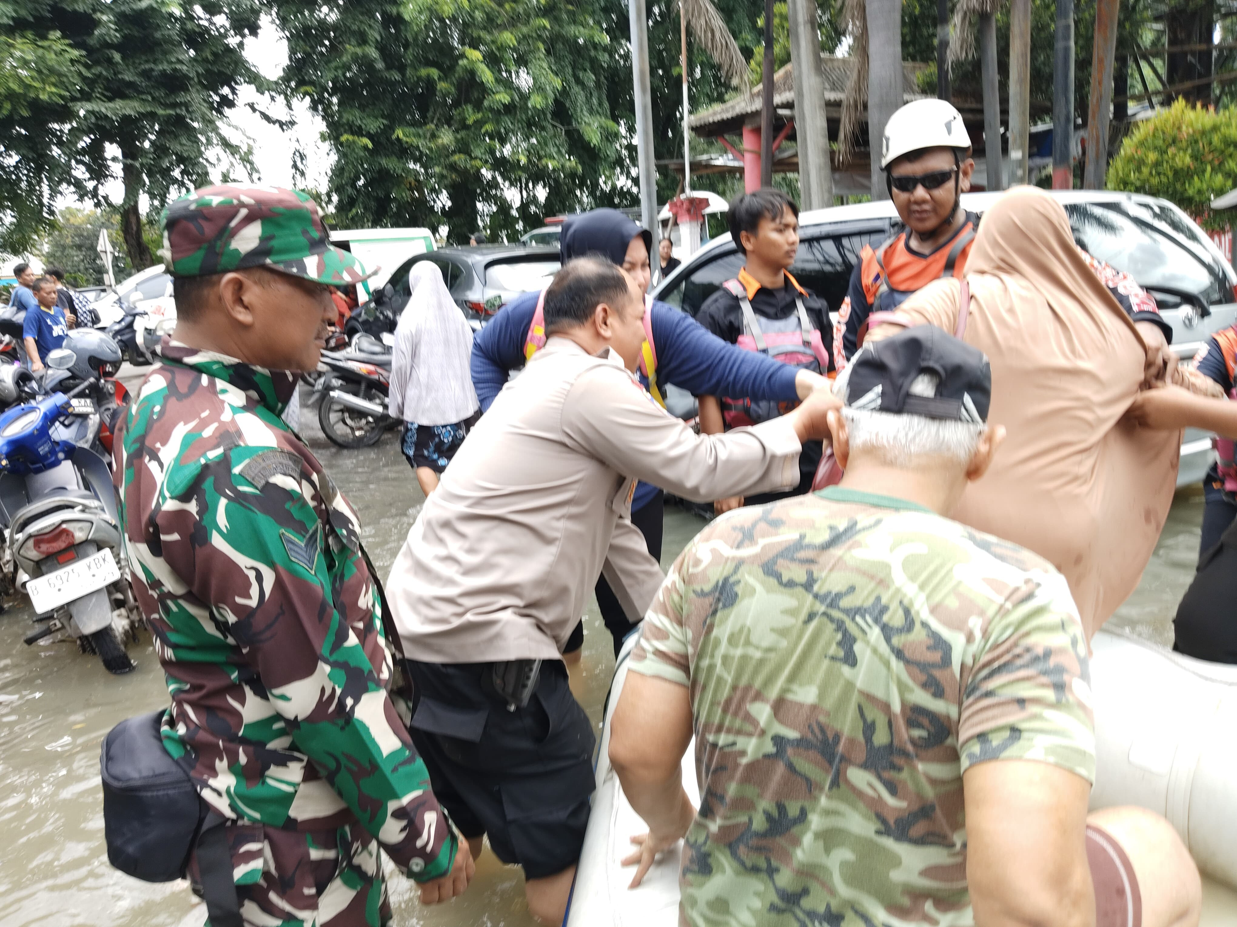 Bhabinkamtibmas Margahayu Bersama Tim Gabungan Evakuasi Warga Korban Banjir di Villa Taman Kartini