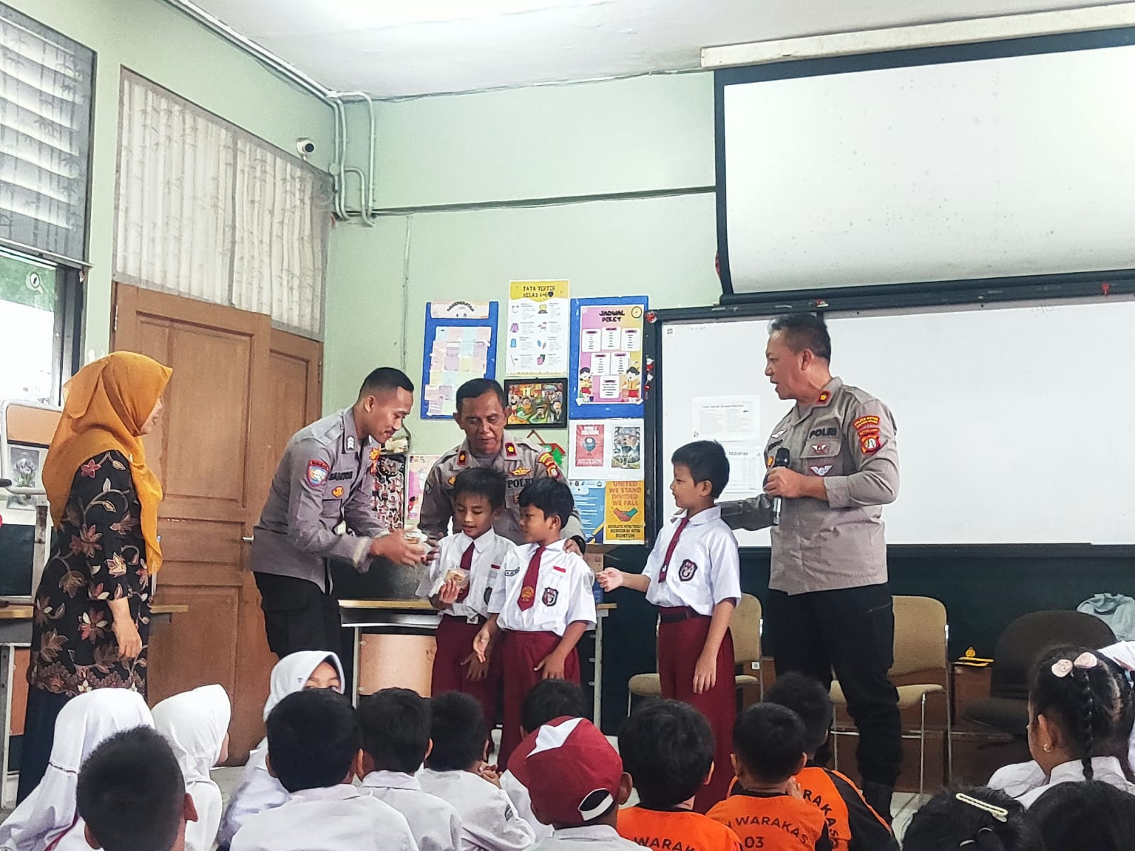 Sat Binmas Polres Metro Jakarta Utara Melaksanakan Kegiatan Polisi Sahabat Anak di SDN 03 Warakas