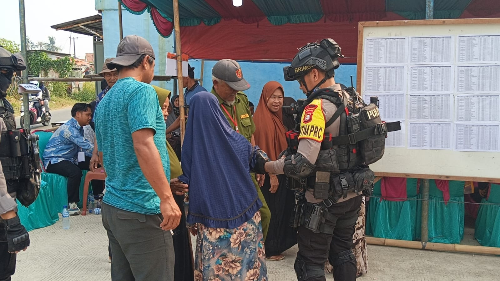 Brimob Polda Metro Jaya Patroli ke TPS Jaga Kamtibmas Pilkades di Bekasi