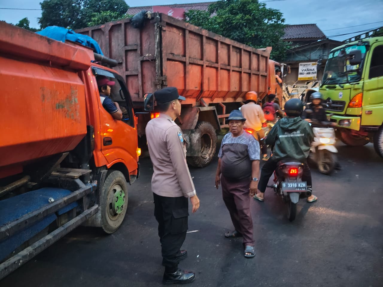 Gatur Lalin di Pangkalan 2 Cikiwul Urai Kemacetan Parah