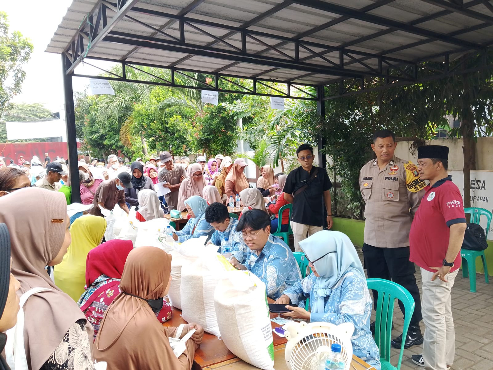 Penyaluran Bantuan Pangan di Mustikasari, Bekasi: 1.195 Keluarga Terima Beras 20 Kg