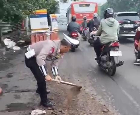 Kepedulian Lalu Lintas Polsek Pondok Gede "Bersihkan dan Tutup Lubang Eks Galian"