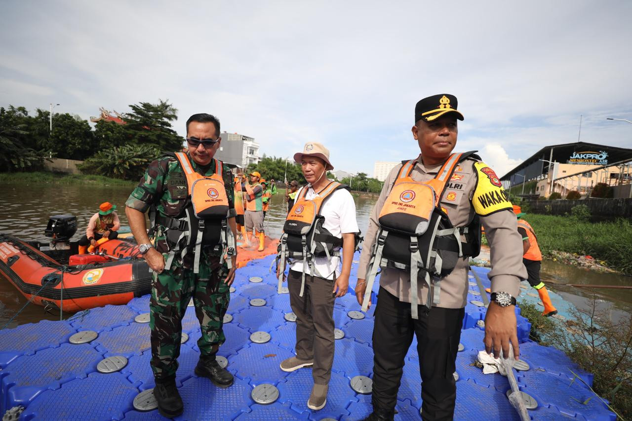 Wakapolres Metro Jakarta Utara Gelar Aksi Bersih - Bersih Lingkungan : Wujud Langkah Nyata Antisipasi Banjir