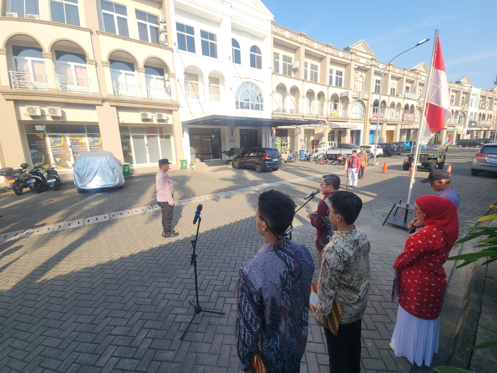 Bhabinkamtibmas Jaka Setia Jadi Komandan Upacara HUT RI ke-80 di Villa Galaxy