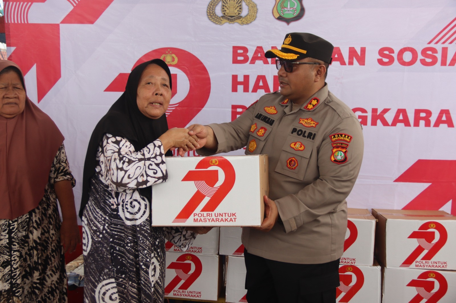 Kapolres Kepulauan Seribu Salurkan Bansos untuk Lansia di Pulau Panggang Sambut Hari Bhayangkara ke-79