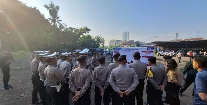 Polres Metro Jakarta Utara Gelar Apel Pengamanan Aksi Unjuk Rasa Buruh PC SPAI FSMI di Kelapa Gading