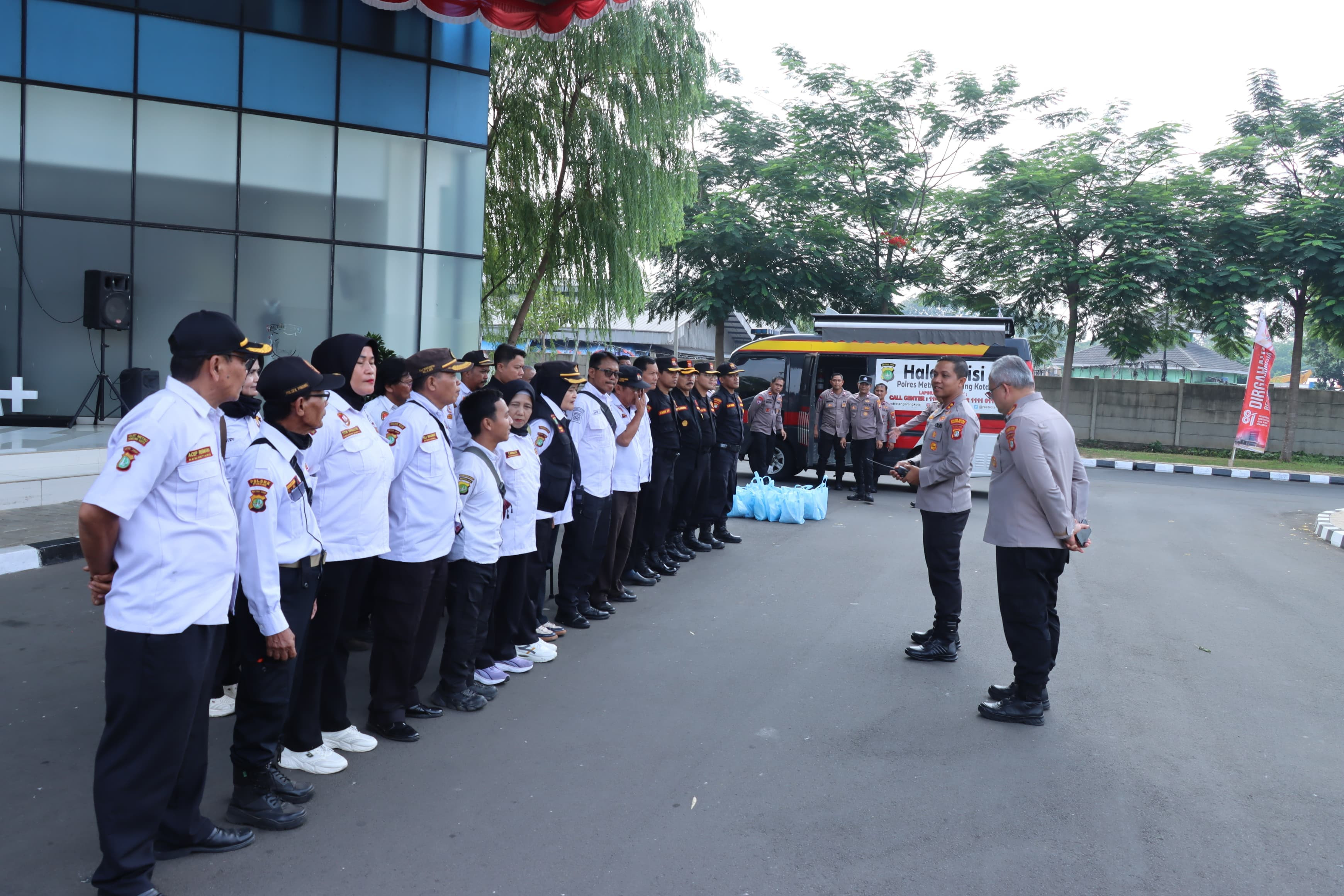 Sabuk Kamtibmas, Polres Metro Tangerang Kota Bagikan Sembako kepada Warga