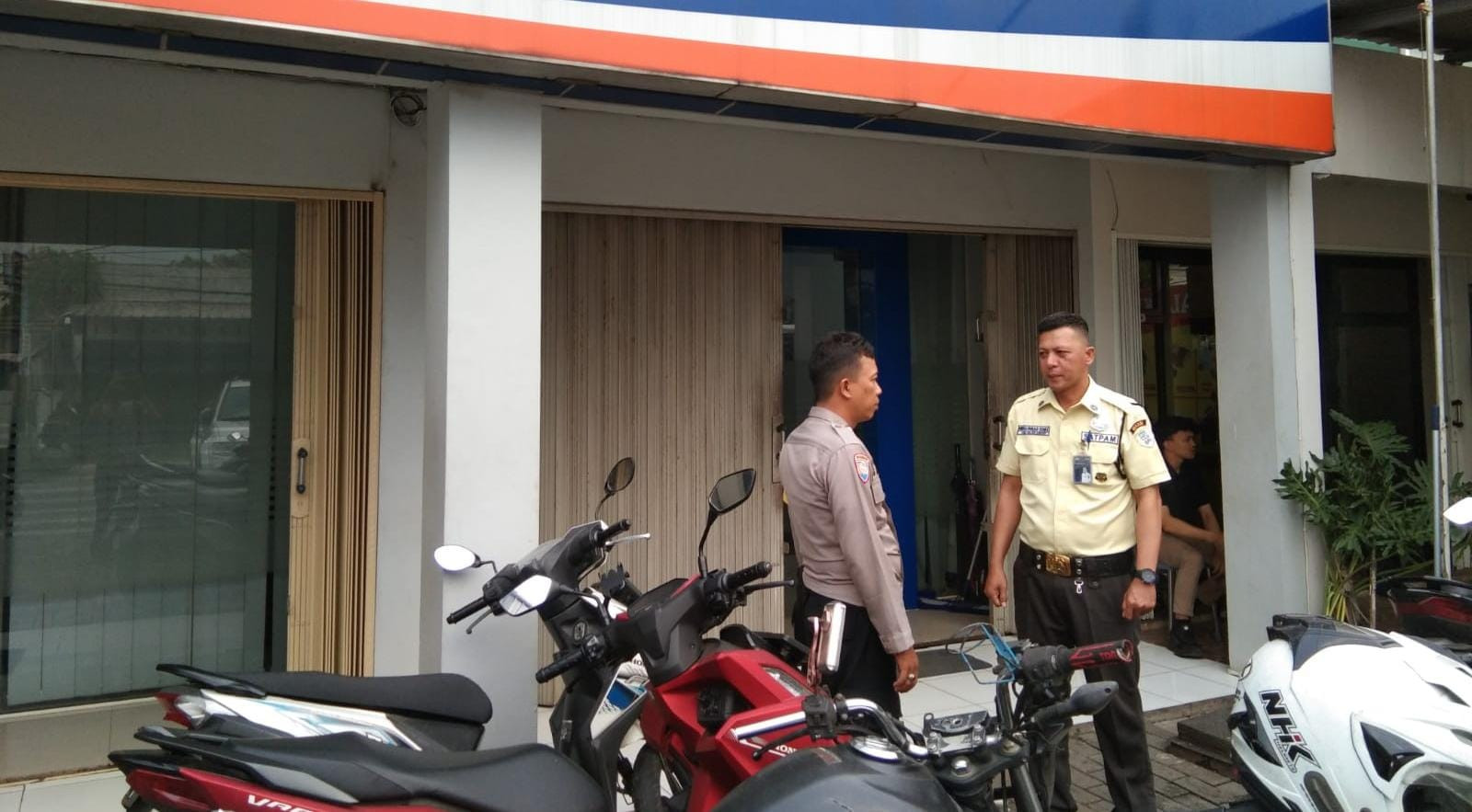 Bhabinkamtibmas Berikan Imbauan di Bank BRI Cabang  Kelurahan Jatimurni