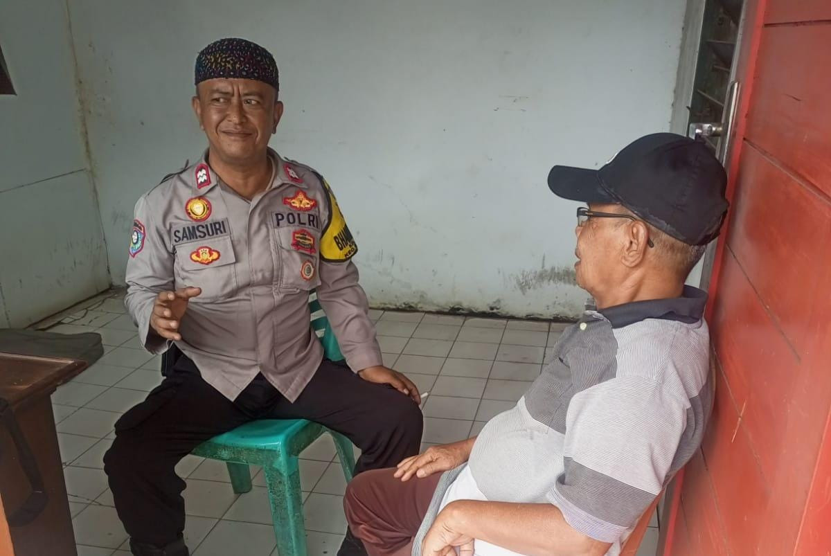 Sambangi Warga Perum Tytyan Indah, Bhabinkamtibmas Kelurahan Kalibaru Ajak Warga Waspada Kriminalitas dan Terapkan Jam Malam Pelajar