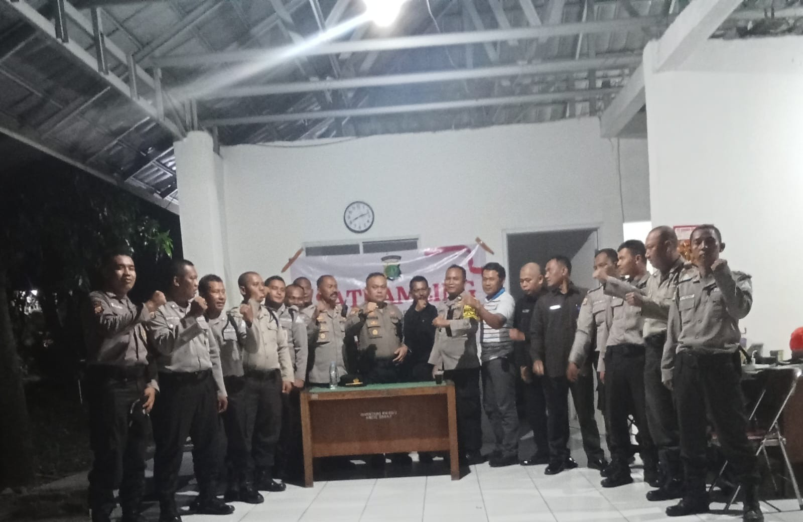 Polsek Pademangan Aktif Sambangi Satkamling, Ajak Warga Jaga Keamanan Lingkungan