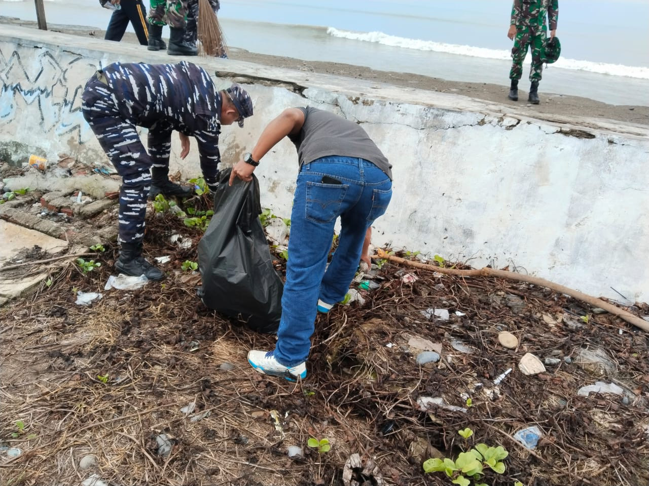 Dukung Indonesia Asri, Pos TNI AL Mukomuko Bersinergi Laksanakan Kebersihan Pantai Abrasi