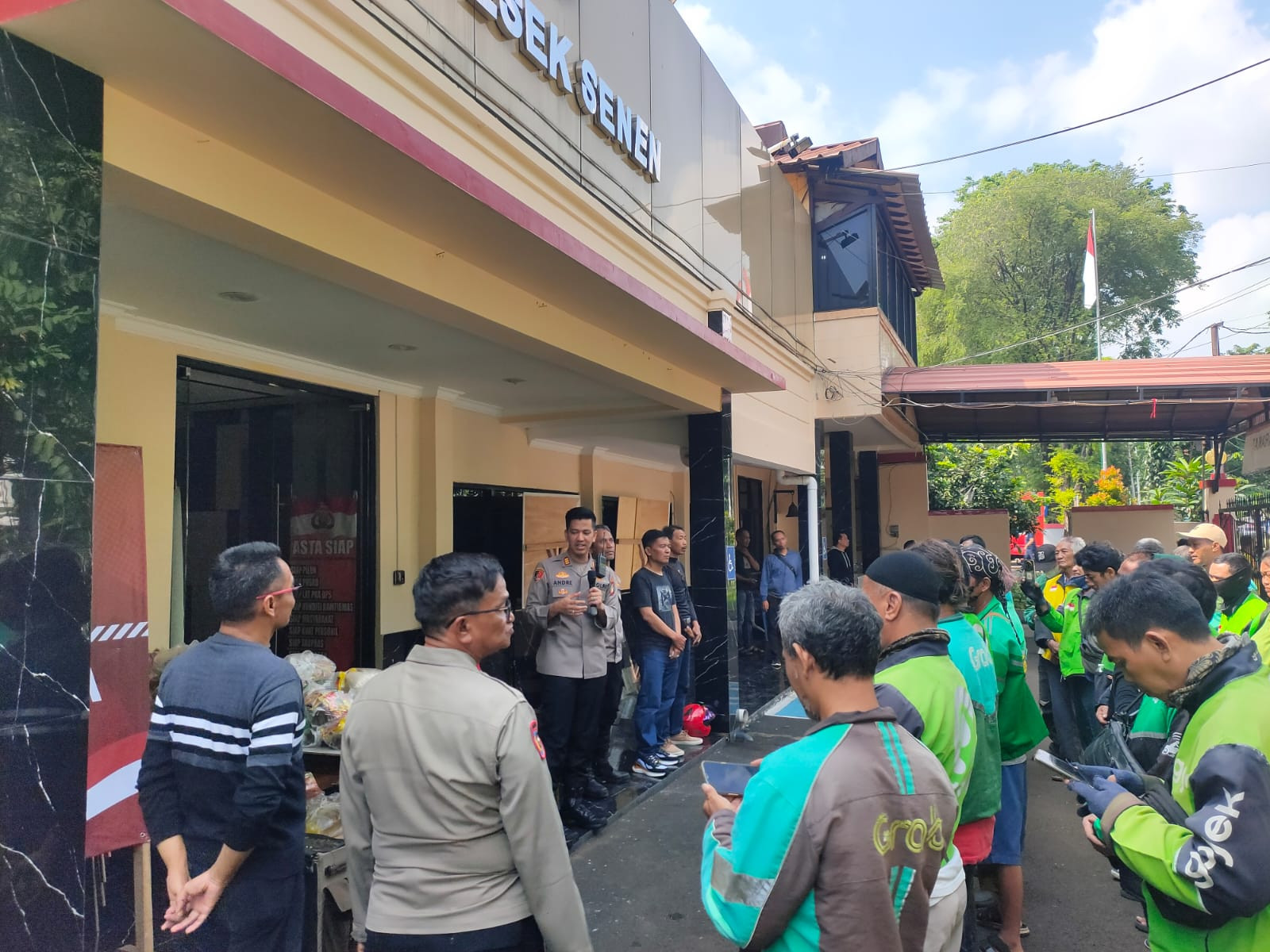 Polsek Senen Bagikan Sembako untuk Ojol, Kapolsek Minta Maaf atas Insiden Baracuda