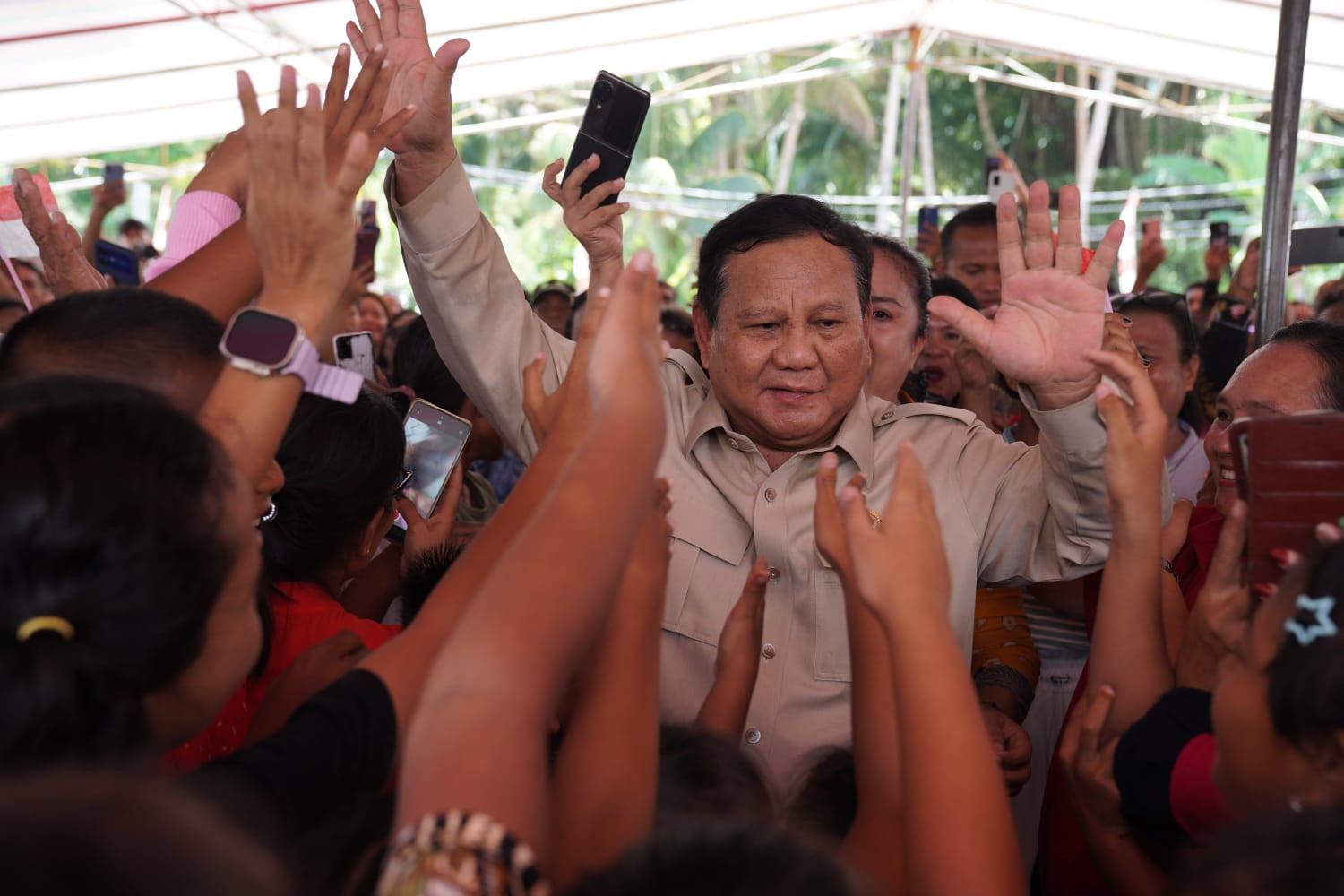 Momen Prabowo Menyanyi Bersama Anak-anak di Pulau Miangas, Wilayah Terluar Indonesia