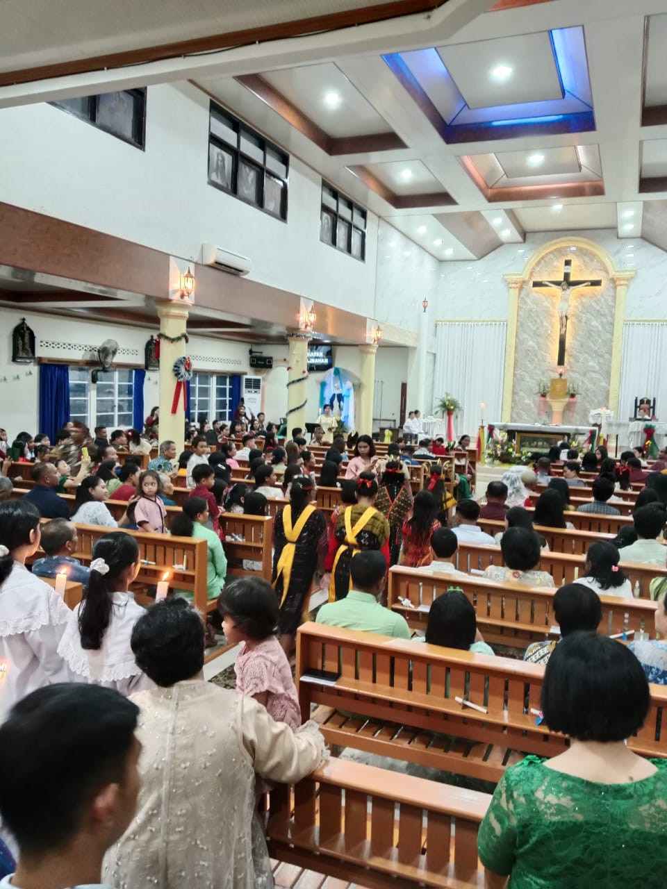 Personel Lanud Sultan Hasanuddin Serta Masyarakat Gelar Ibadah Natal di Gereja Katolik Bunda Maria dan Gereja POUK Lahai-Roi