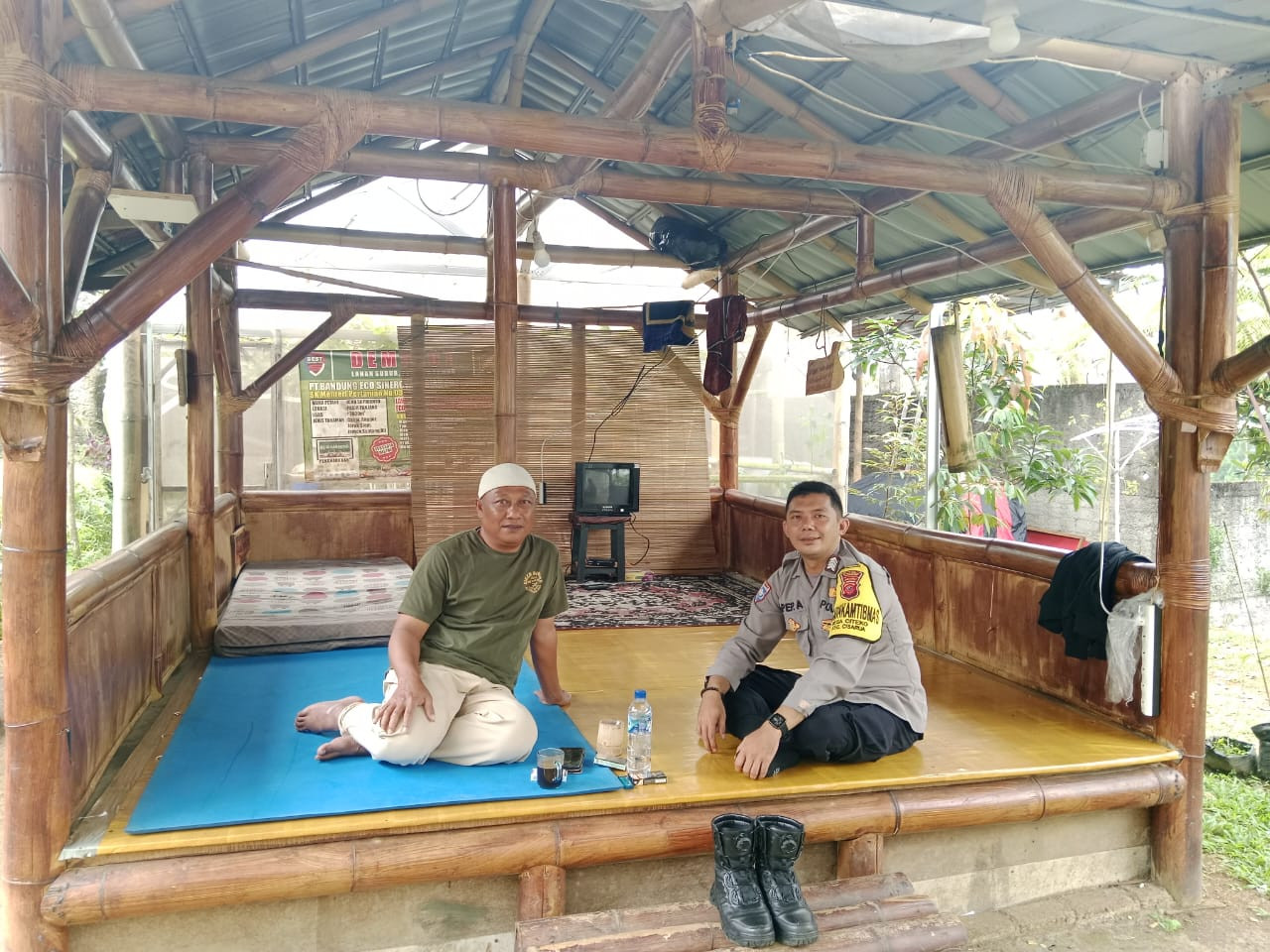 Bhabinkamtibmas Polsek Cisarua Sambangi Warga di Desa Citeko, Imbau Warga Jaga Kamtibmas