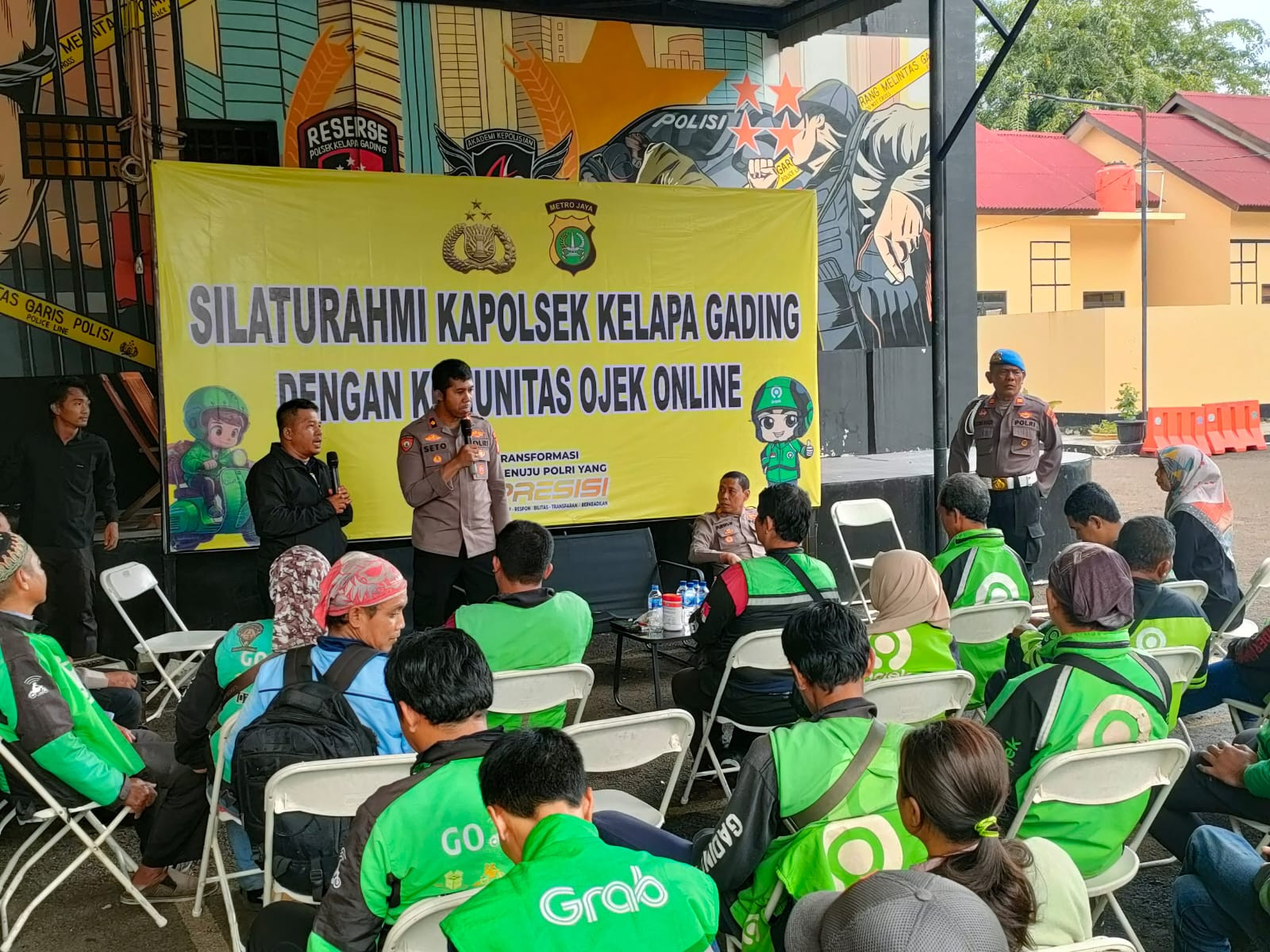 Kapolsek Kelapa Gading Gelar Silaturahmi dengan Komunitas Ojek Online: Bahas Keamanan dan Keselamatan Berkendara