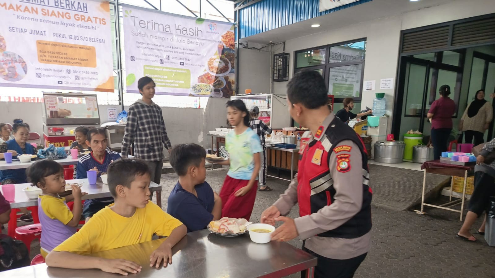 Jum’at Peduli Polsek Metro Penjaringan, Ratusan Paket Makanan Dibagikan untuk Warga di Penjaringan