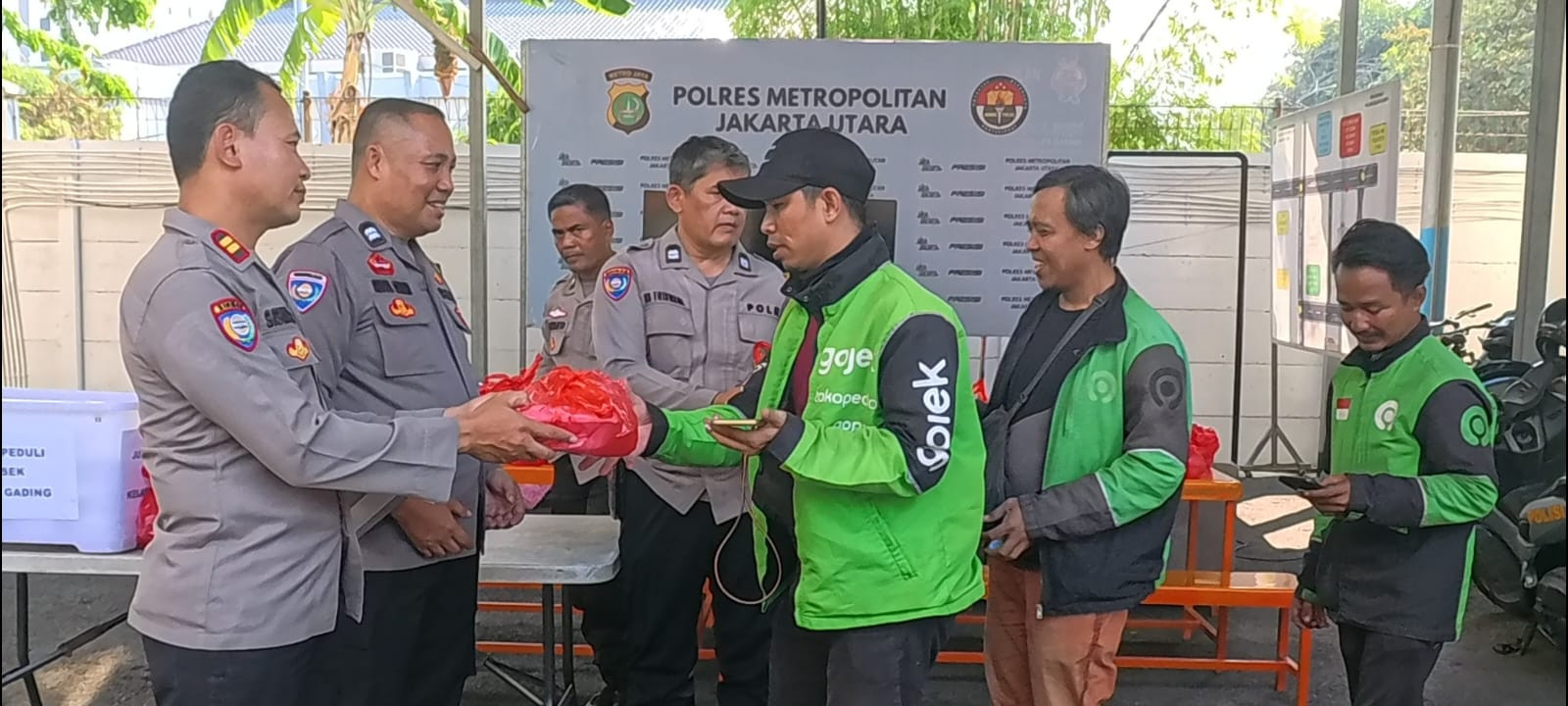 Polsek Kelapa Gading Tebar Kepedulian, 150 Nasi Kotak Dibagikan kepada Ojol dan Sabuk Kamtibmas