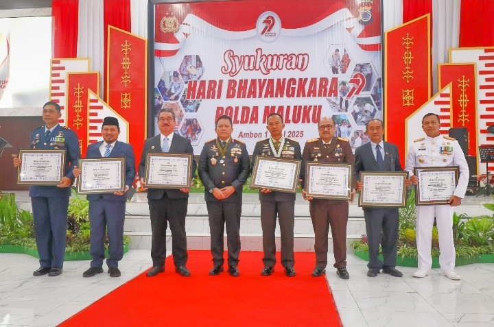 Danlantamal IX Ambon Didampingi Ketua Korcab IX DJA III Hadiri Upacara dan Perayaan Hari Bhayangkara Ke-79