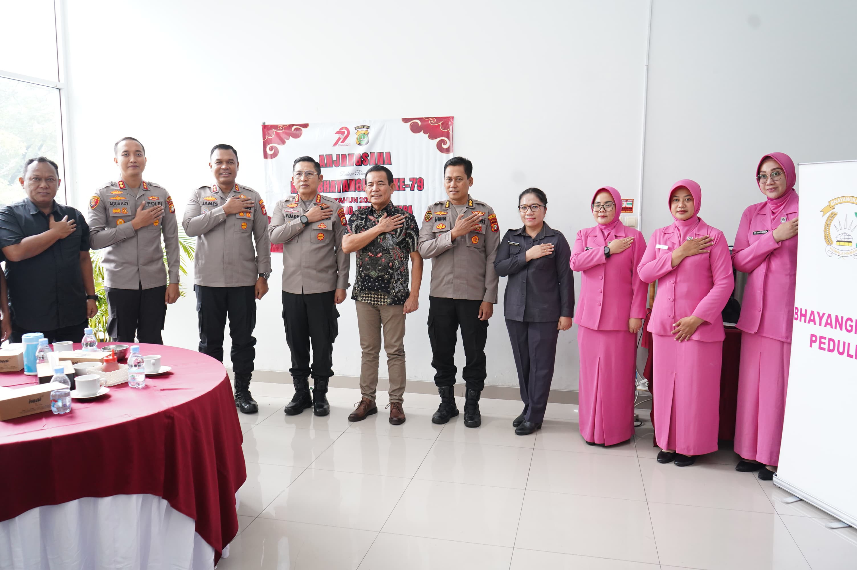 Anjangsana HUT Bhayangkara ke-79, Polres Metro Jakarta Utara Kunjungi Purnawirawan dan Warakawuri