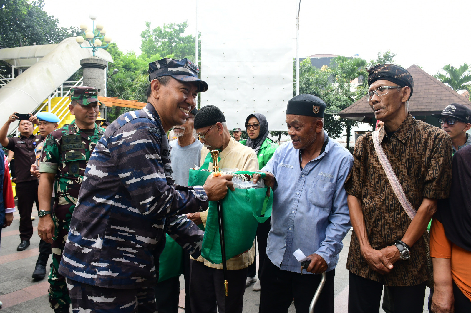 Sambut HUT Ke-80 TNI, Sinergitas TNI-Polri Gelar Bakti Sosial di Kota Bandung