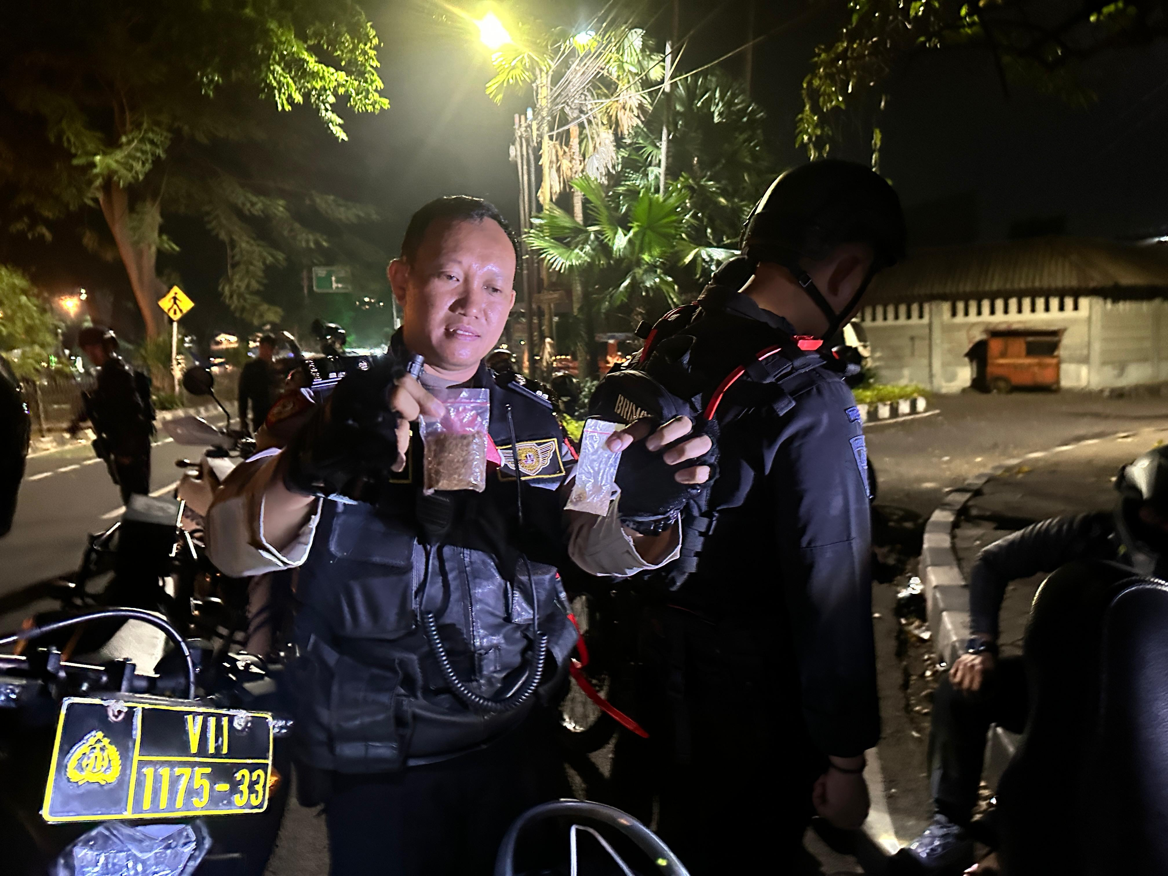Satbrimob Polda Metro Jaya dan Tim Presisi Polres Metro Tangerang Kota Tangkap Pengendara Scoopy Pembawa Tembakau Sintetis