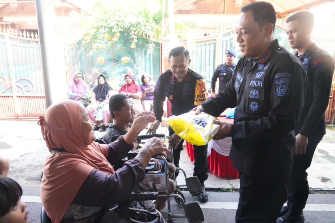 Bakti Kesehatan Brimob Polda Metro Jaya untuk Warga Kwitang