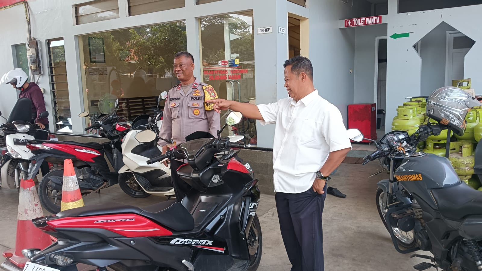 Tingkatkan Kewaspadaan, Bhabinkamtibmas Bantargebang Sambangi SPBU Padurenan