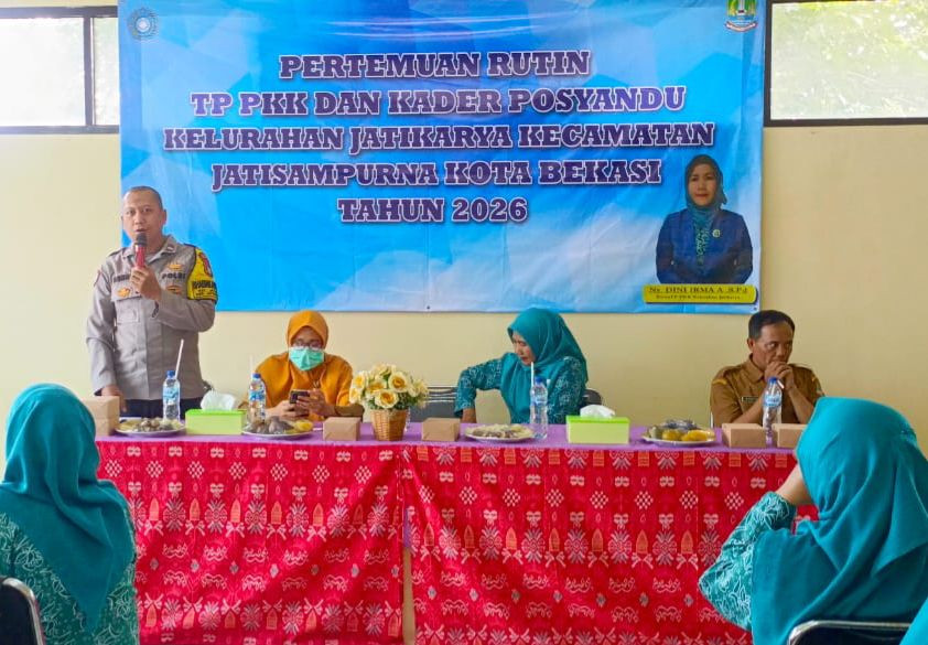 Bhabinkamtibmas Jatikarya Jadi Narasumber PKK, Ingatkan Bahaya Pinjol Ilegal dan Tawuran Remaja