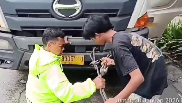 Polantas Bekasi Kota Sigap Bantu Evakuasi Trailer Mogok di Jalan Ahmad Yani