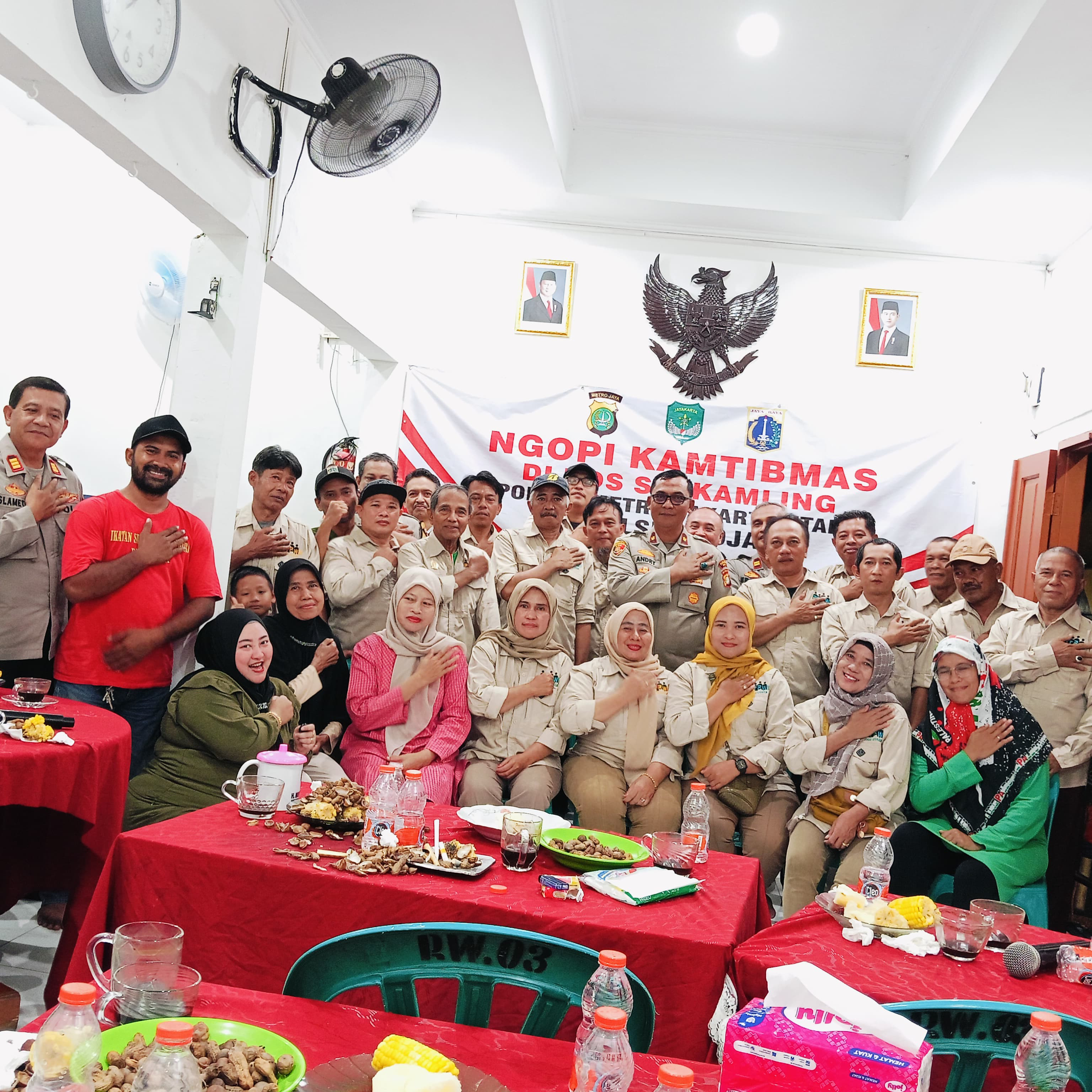 Kapolsek Koja Gelar "Ngopi Kamtibmas" di Tugu Utara, Ajak Warga Jaga Keamanan dan Ketertiban