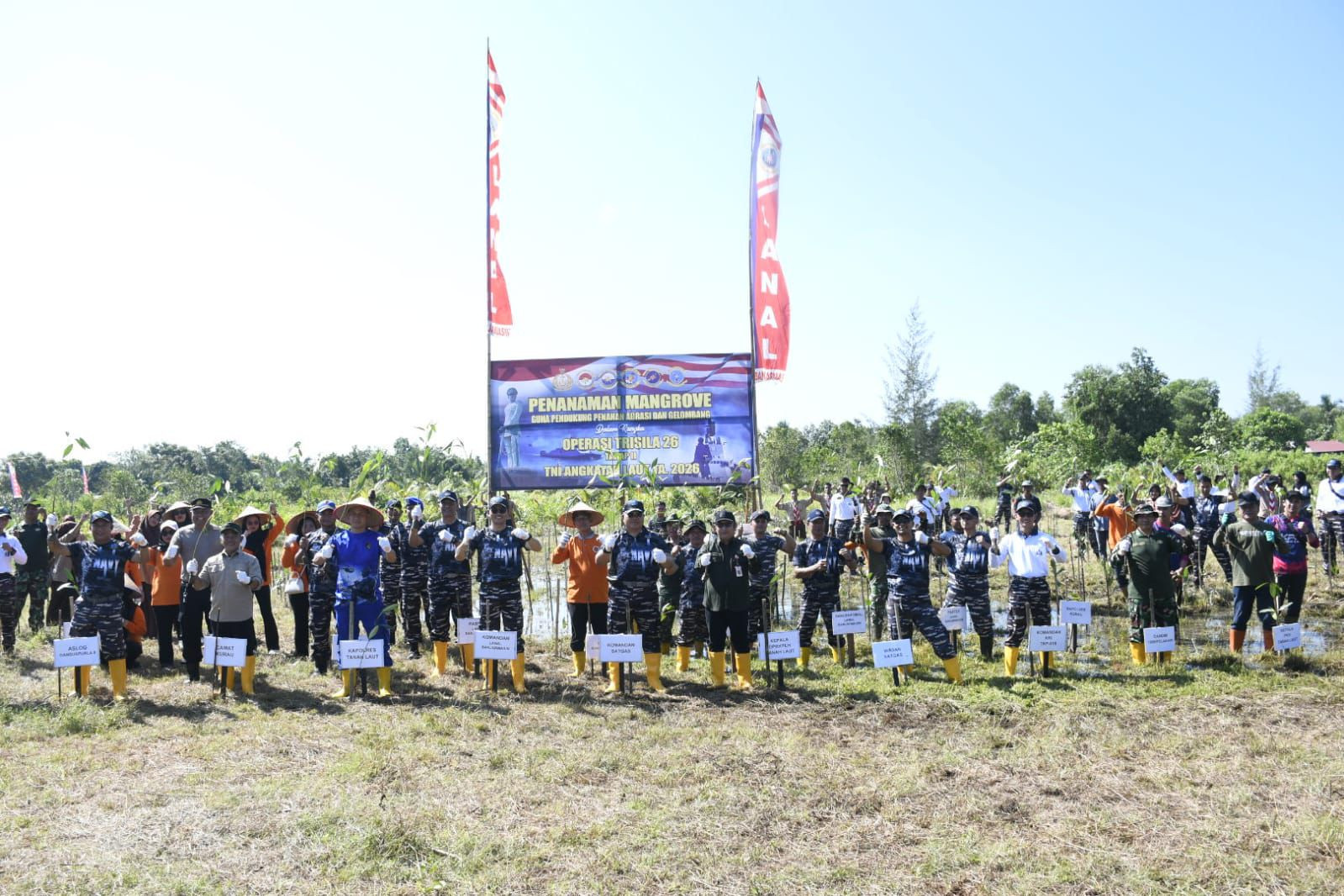 TNI AL Gelar Aksi Bersih Pantai dan Tanam Mangrove di Tanah Laut Melalui Operasi Trisila 26, Wujudkan Indonesia ASRI