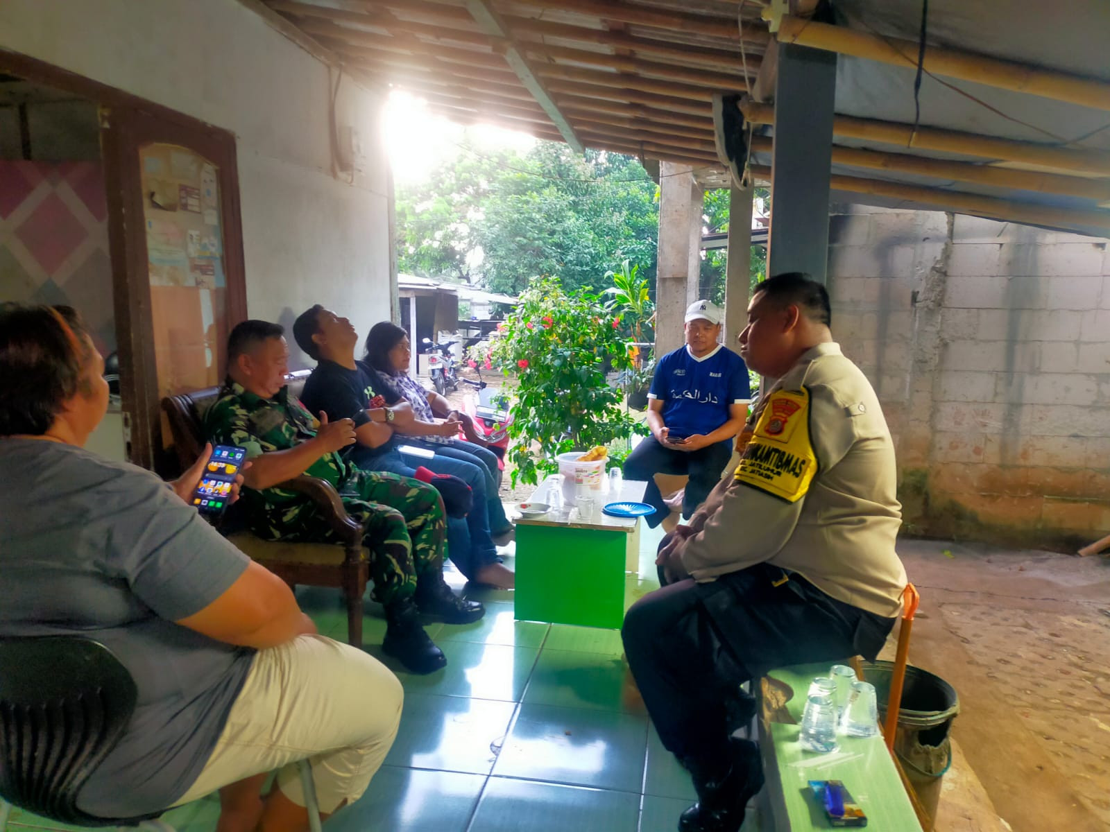 Polisi Lakukan  Mediasi Warga Kelurahan Jatiluhur Bersitegang Akibat Penutupan Jalan