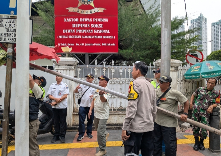Polisi Tertibkan Bendera Ormas di Kebon Melati, Tegaskan Tidak Ada Tempat Untuk Premanisme