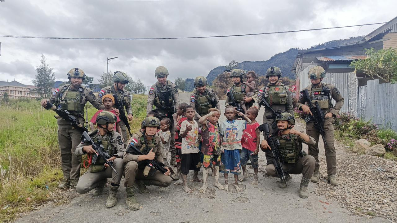 Patroli Satgas Ops Damai Cartenz di Intan Jaya: Interaksi dengan Warga dan Anak-anak di Sugapa